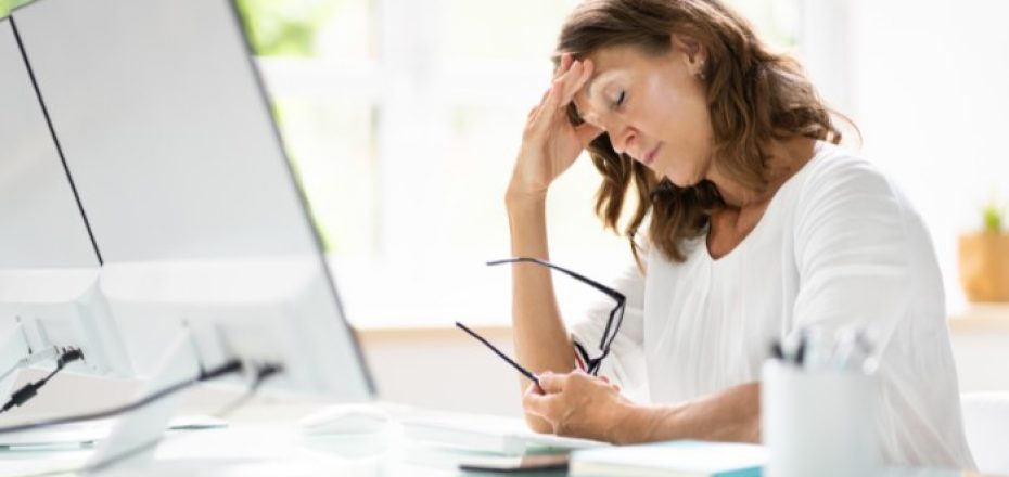 Mujer estresada trabajando remoto